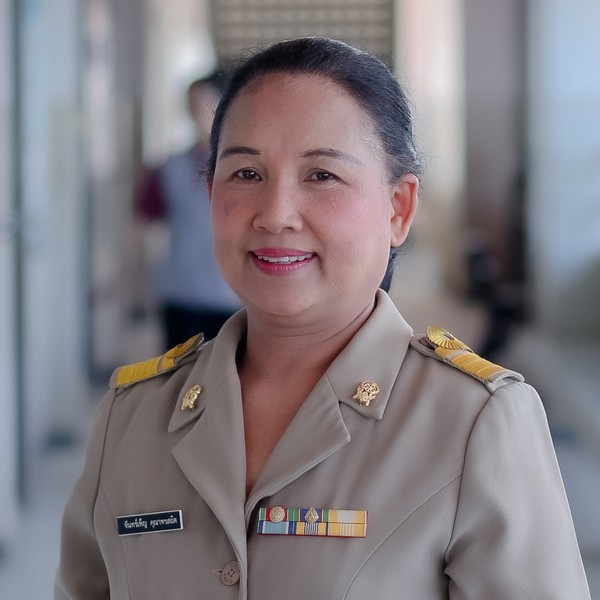 นางจันทร์เพ็ญ คุณาพรสถิต