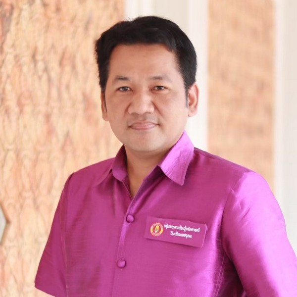นายพิชาภพ ครองยุทธ