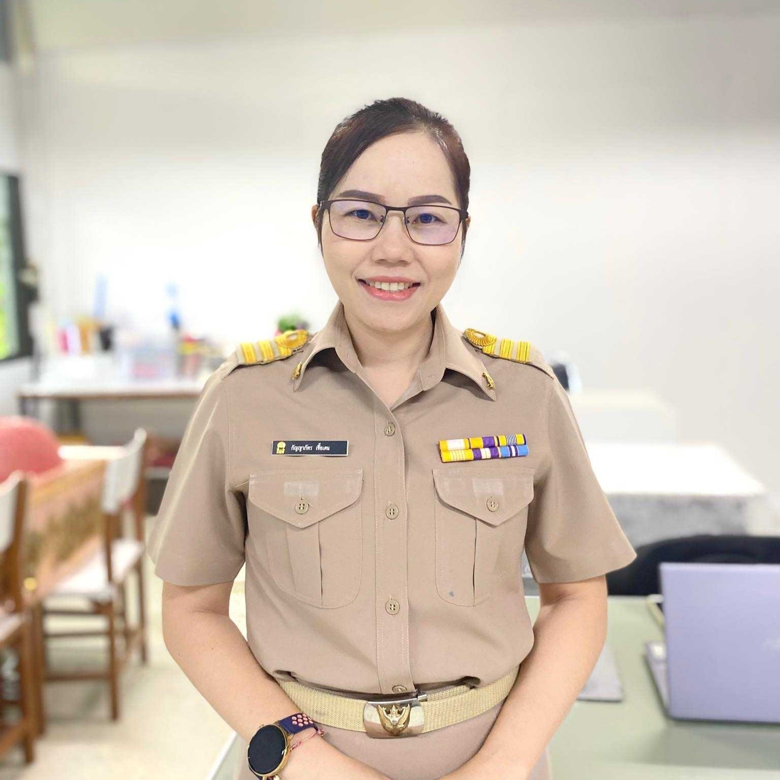 นางกัญญาภัทร เชื้อเคน